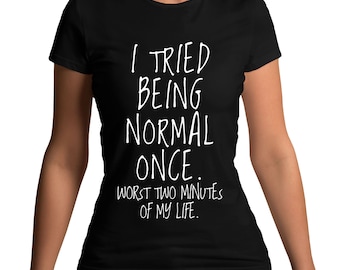 Op de afbeelding: Zwart T-shirt met witte tekst die luidt: "Ik heb geprobeerd normaal te zijn. De slechtste twee minuten van mijn leven."