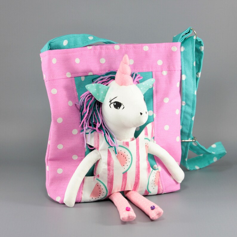 Bolso de niña con muñeca de unicornio. Bolso pequeño rosa con juguete