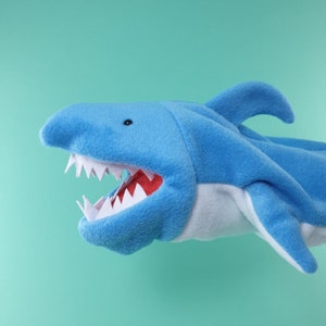 Blaue Hai-Puppe mit öffnendem Mund. Fleece Hai Handpuppe mit Baumwollfutter.