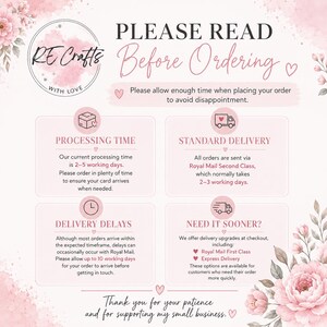 Op de afbeelding: Een lichtroze informatieve afbeelding met de titel PLEASE READ Before Ordering en bloemaccenten. Het beschrijft verwerkingstijden, standaardlevering via Royal Mail, mogelijke vertragingen en opties voor snellere verzendupgrades voor klanten.