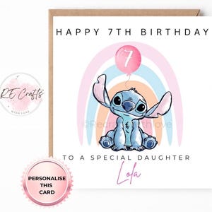 Op de afbeelding: Een vierkante verjaardagskaart met een blauw alien-figuur zittend voor een pastelkleurige regenboog. Een roze ballon met het cijfer 7 zweeft erboven. De tekst luidt HAPPY 7TH BIRTHDAY TO A SPECIAL DAUGHTER en de naam Lola in cursief.