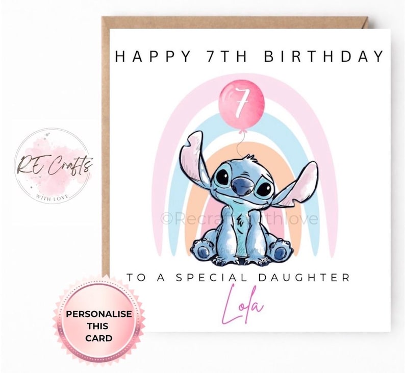 Op de afbeelding: Een vierkante verjaardagskaart met een blauw alien-figuur zittend voor een pastelkleurige regenboog. Een roze ballon met het cijfer 7 zweeft erboven. De tekst luidt HAPPY 7TH BIRTHDAY TO A SPECIAL DAUGHTER en de naam Lola in cursief.