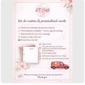 Op de afbeelding: Een lichtroze informatiekaart met het RE Crafts-logo, bloemmotieven en tekst over gepersonaliseerde kaartdiensten. Het bevat een afbeelding van een kaart van 6x6 inch met een bruine envelop en een illustratie van een rode bestelwagen.