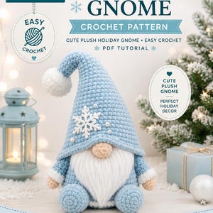 Può includere: Uno gnomo all'uncinetto azzurro con un cappello a punta, una barba bianca e un fiocco di neve. Il testo recita Amigurumi CHRISTMAS GNOME CROCHET PATTERN, EASY CROCHET, con un'altezza approssimativa di 28-32 cm.