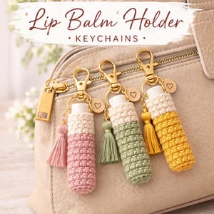 Peut inclure: Porte-baumes à lèvres crochetés en rose, vert et jaune, chacun avec un pompon et un porte-clés doré. Les supports sont attachés à un sac à main beige. Le texte "Lip Balm Holder Keychains" est en haut de l'image.