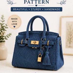 Puede incluir: Un bolso de mano de ganchillo azul oscuro con dos asas, un cierre giratorio de metal dorado, un candado dorado colgante y una borla azul a juego. El texto dice CROCHET HANDBAG PATTERN, MADE WITH LOVE, BEGINNER FRIENDLY, STEP-BY-STEP INSTRUCTIONS, PERFECT GIFT IDEA, CREATE SOMETHING BEAUTIFUL.