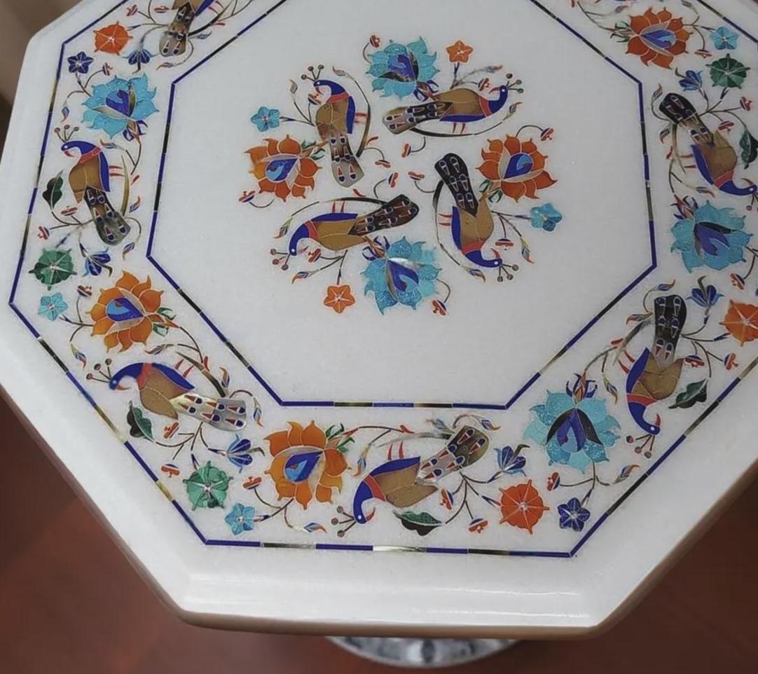 手作りの白い大理石の象嵌細工のサイドテーブル：孔雀と花の芸術