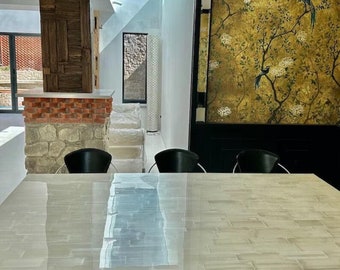 Los muebles de selenita Sunburst para mesas de comedor mejoran la decoración de su hogar con una pieza decorativa de lujo con piedras preciosas laterales radiantes