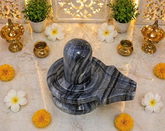 Shivling in marmo nero: Lingam di Shiva sacro realizzato a mano per il culto, la meditazione e la decorazione spirituale.
