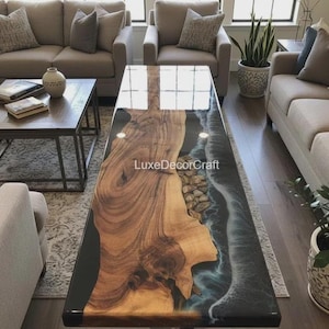 Puede incluir: Una mesa de centro rectangular con una pieza central de madera de borde natural con veta prominente, bordeada por una resina negra brillante que imita olas del océano con espuma blanca y el texto LuxeDecorCraft.