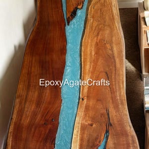 カスタムアカシアウッドリバーテーブル：ブルーエポキシ樹脂、ライブエッジ