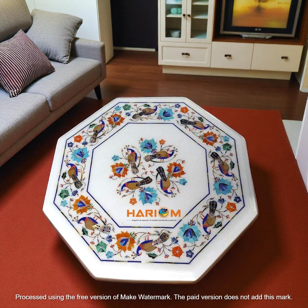 手作りの白い大理石の象嵌細工のサイドテーブル：孔雀と花の芸術