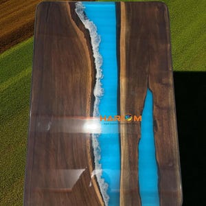 エポキシ樹脂ウォールナットテーブルトップ：モダンなライブエッジデスクスラブ
