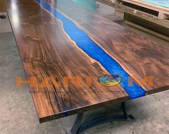 Handgemaakte walnotenhouten riviertafel: blauwe epoxyhars, hout met levende randen