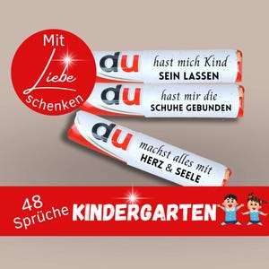 Könnte beinhalten: Ein Set aus drei roten und weißen Geschenkröhrchen mit dem Wort "du" darauf gedruckt. Jedes Röhrchen hat eine andere Botschaft darauf gedruckt. Die Botschaften lauten "hast mich Kind SEIN LASSEN", "hast mir die SCHUHE GEBUNDEN" und "machst alles mit HERZ & SEELE". Die Röhrchen sind in einem Stapel angeordnet, wobei das oberste Röhrchen das mit der Botschaft "hast mich Kind SEIN LASSEN" ist. Die Röhrchen befinden sich auf einem hellbraunen Hintergrund. Das Bild zeigt auch einen roten Kreis mit den Worten "Mit Liebe schenken" und ein rotes Banner mit den Worten "48 Sprüche KINDERGARTEN" und zwei Comic-Kinder.