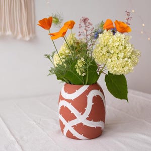 Terrakotta Blumenvase, handgemachte Keramik Vase, ungewöhnliche Tonvase, moderne rote Vase, Wohnkultur, Hochzeitsgeschenk, 9. Jahrestag Geschenk