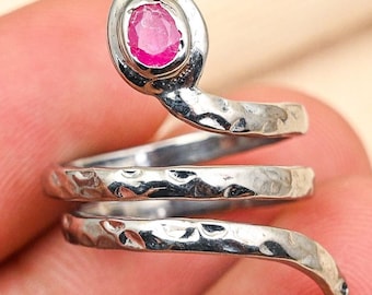 Handgemachter Schlangenring aus Sterlingsilber mit Rubin und Diamant