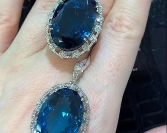 Conjunto de anillo y colgante con topacio azul Londres y diamantes pavé en plata de ley.