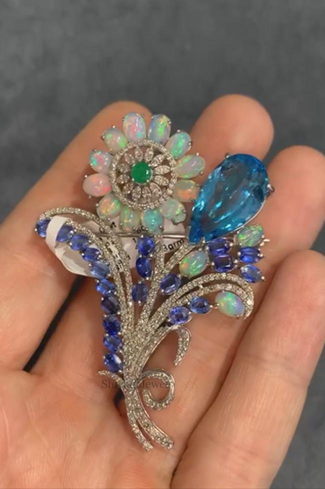 ほぼ未使用　  ブルームーンストーン　ブローチ172A 天然ブルートパーズブローチピン、カイヤナイト宝石パヴェダイヤモンド