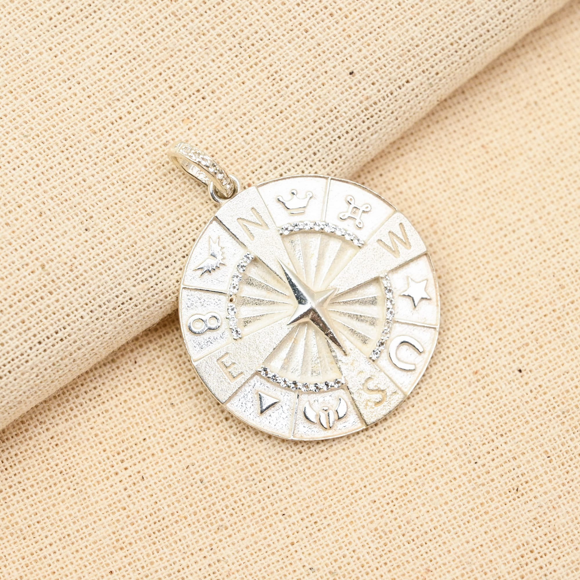 Beau pendentif boussole en saphir blanc pour femme, bijoux en argent sterling 925, cadeau pour elle, cadeau d'anniversaire et de mariage parfait
