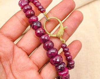 Colar de prata 925 com rubis facetados e diamantes, joia artesanal com pedras preciosas.