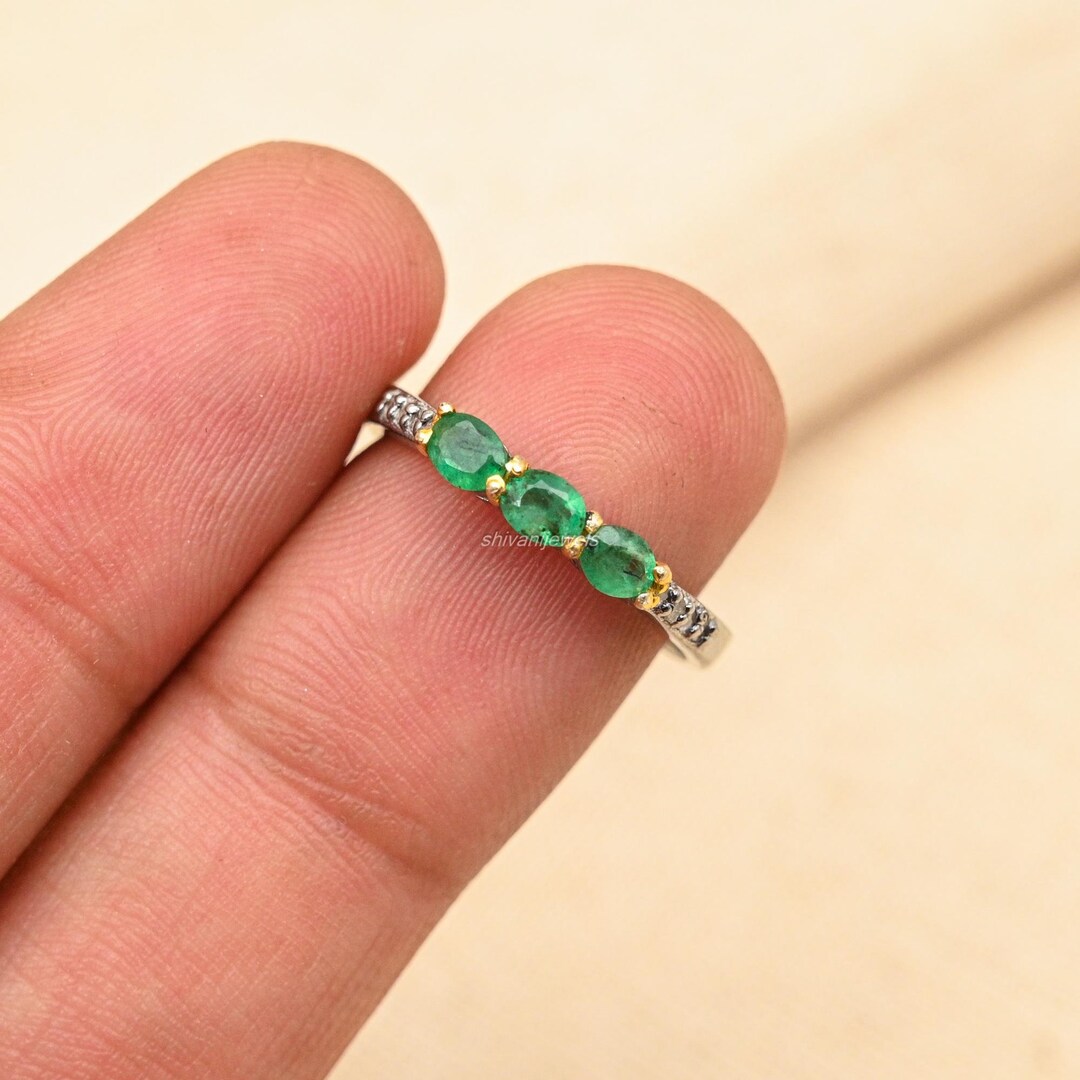 ハンドメイドのエメラルド＆パヴェダイヤモンドリング、925