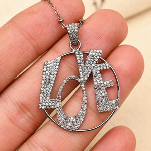 Hermoso colgante de plata de ley 925 con la palabra "Amor" y diamantes, diseño de marco circular, collar llamativo hecho a mano, regalo romántico de joyería para ella