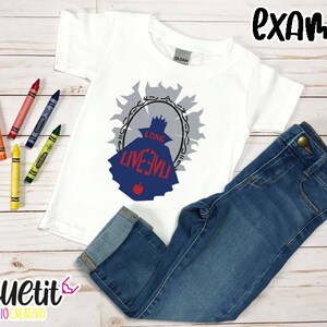 Puede incluir: Camiseta blanca con una silueta azul de una reina sosteniendo una manzana y el texto "Long Live Evil" en letras rojas y blancas. La silueta est&aacute; en un marco gris y blanco.