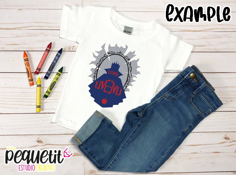 Puede incluir: Camiseta blanca con una silueta azul de una reina sosteniendo una manzana y el texto "Long Live Evil" en letras rojas y blancas. La silueta est&aacute; en un marco gris y blanco.