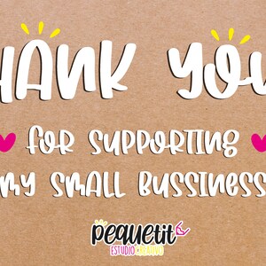 Puede incluir: Un fondo de papel marr&oacute;n con un mensaje escrito a mano en blanco que dice "THANK YOU!" con estrellas amarillas sobre el texto. Debajo del texto hay un coraz&oacute;n rosa, las palabras "for supporting", otro coraz&oacute;n rosa y las palabras "my small business". En la parte inferior de la imagen hay un logotipo que dice "pequetit ESTUDIO CREATIVO".