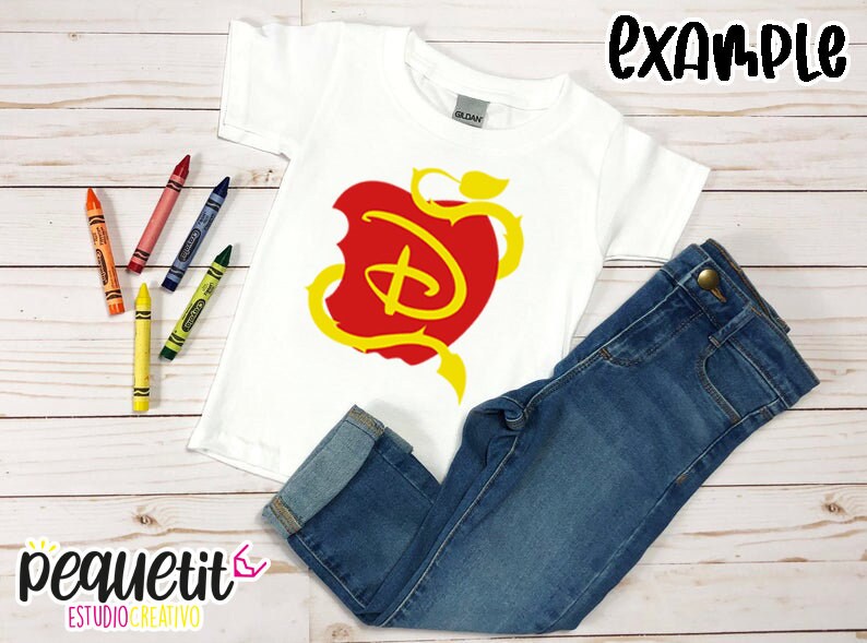 Puede incluir: Camiseta blanca con un dise&ntilde;o de manzana roja con una "D" estilizada amarilla en su interior. La manzana tiene vides y hojas amarillas. La camiseta se combina con unos vaqueros azules.