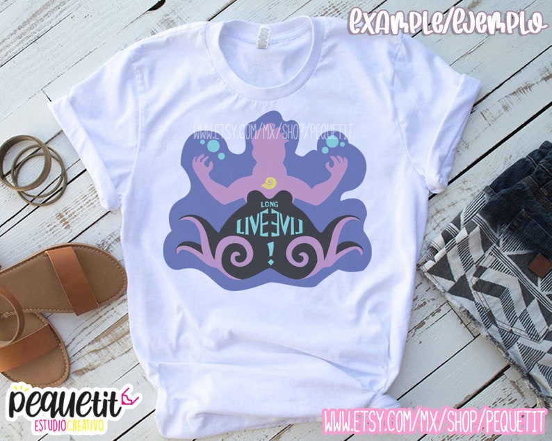 Puede incluir: Camiseta blanca con una silueta morada y azul de un personaje con el texto "Long Live Evil!" impreso en ella.