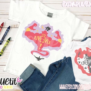 Puede incluir: Dos camisetas blancas con un gr&aacute;fico rojo y morado del Genio de Aladdin. El gr&aacute;fico dice "Long Live Evil".