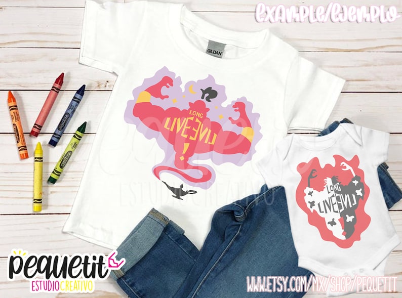 Puede incluir: Dos camisetas blancas con un gr&aacute;fico rojo y morado del Genio de Aladdin. El gr&aacute;fico dice "Long Live Evil".