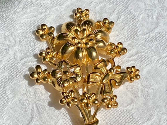 Monet Flower Bouquet Vintage Gold Tone Brooch - image 6