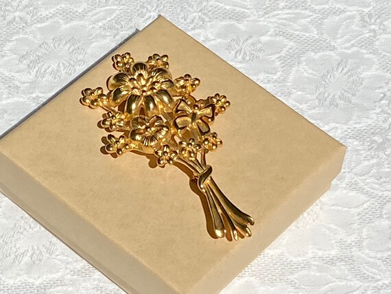 Monet Flower Bouquet Vintage Gold Tone Brooch - image 4