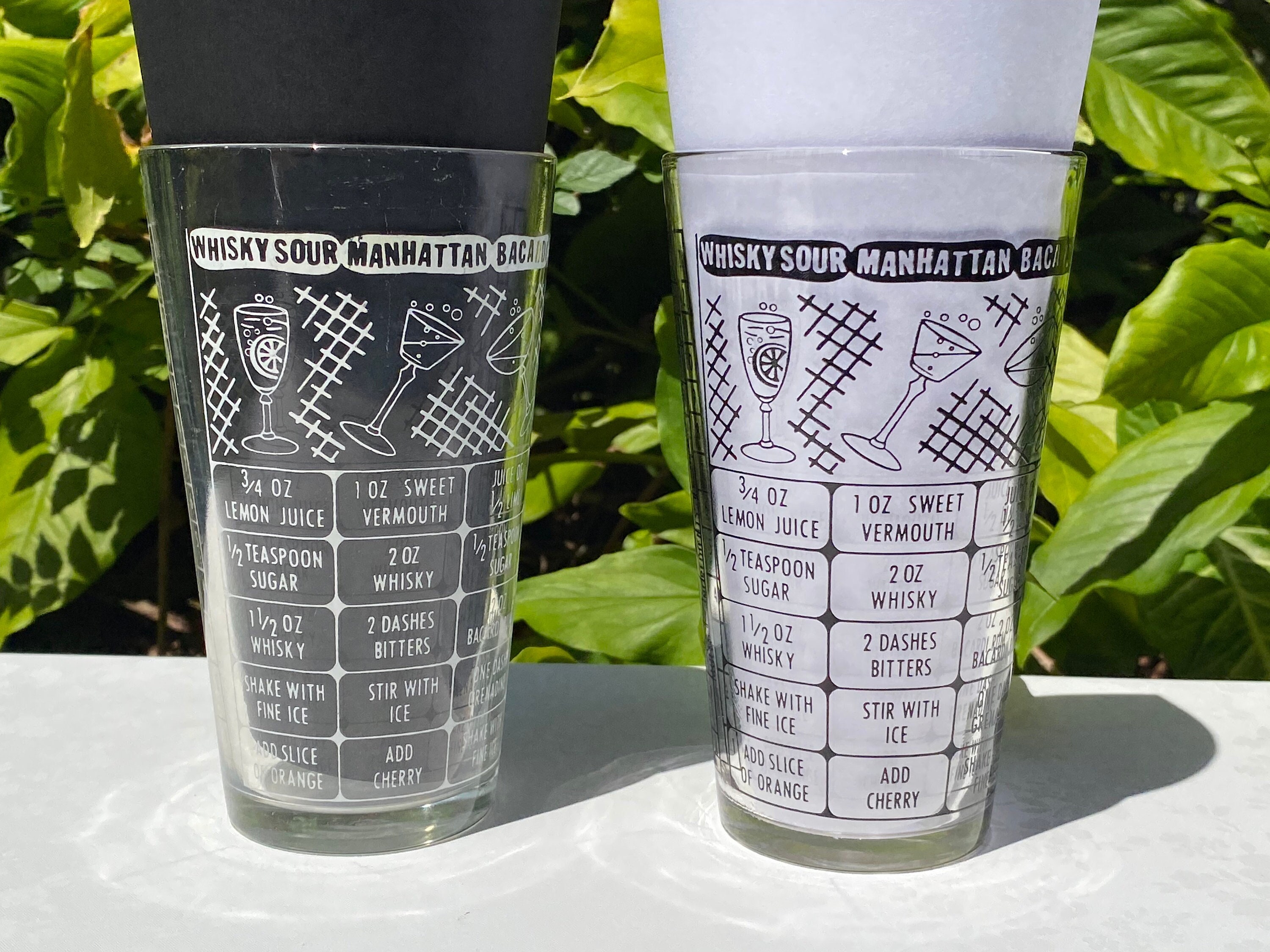 Par de vasos mezcladores blancos y negros de vidrio federal vintage de 16 onzas