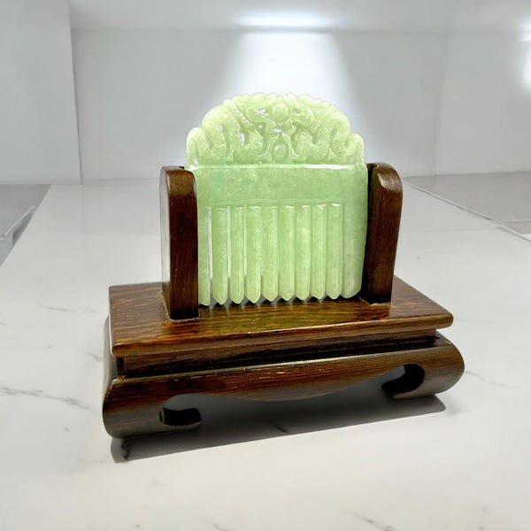 Ozoku 彫刻された龍のビルマ A 翡翠の櫛飾り スタンド付き