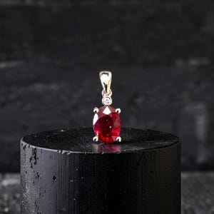 Colgante Semboku de rubí rojo intenso color sangre de paloma natural de 1,00 ct. (con oro blanco de 18 quilates y diamantes blancos naturales).