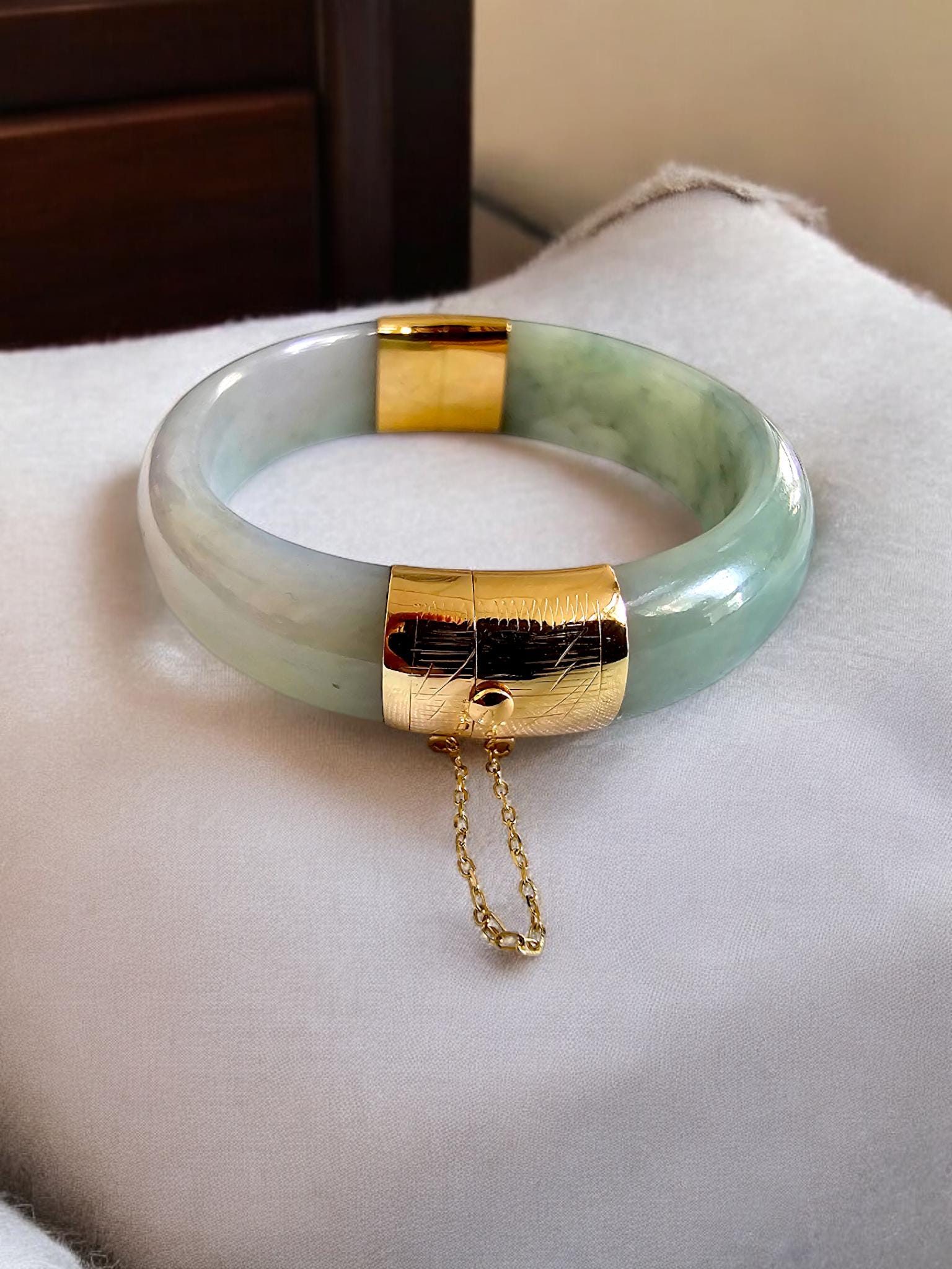 1881 Viceroy's Elliptical Burmese A-jade Bangle Bracelet (with 14K