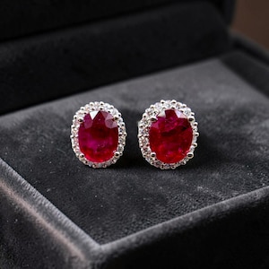 Ewiger Sonnenschein 2,50 cts. Tiefe lebendige rote Rubin Ohrstecker (mit natürlichen weißen Diamanten Halo und 18K Weißgold) - V6