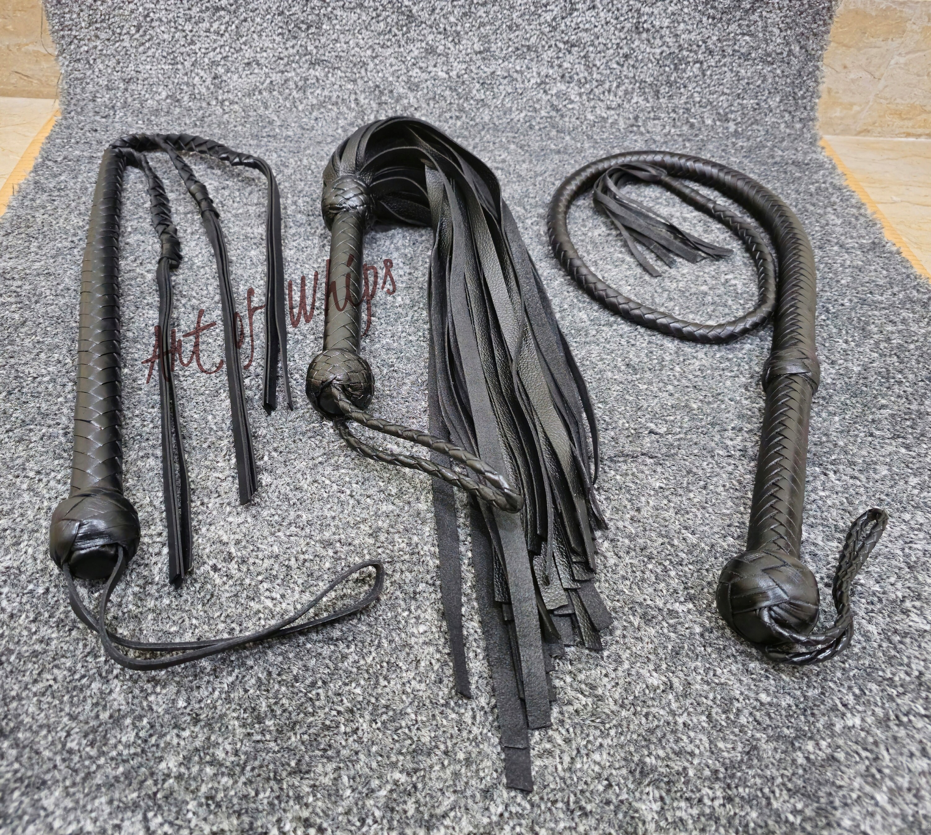 Flogger Cuir Noir 3 Pieds – 16 Tresses, Artisanal Pakistan, Neuf