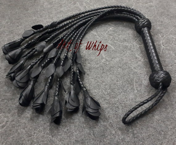 レザー編み込み鞭 レッド＆ブラック［レア　HIRO鞭］ Cat-O-Nine Tails 本物の厚手レザーフロッガー ブラックローズ