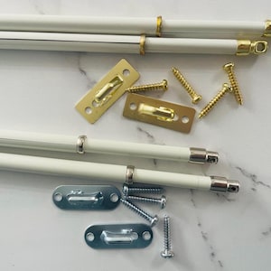 Barras de cortina de guillotina personalizadas: herrajes en blanco roto, plateados o de latón