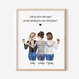 Puede incluir: Una impresión enmarcada con tres mujeres ilustradas abrazándose. Las mujeres visten diferentes tops y vaqueros. La impresión incluye el texto "Side by side or miles apart friends will always be connected by heart" y los nombres "Emily, Carolyn, Tiffany."