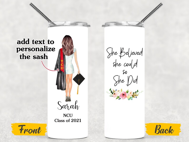 K&ouml;nnte beinhalten: Ein wei&szlig;er Becher mit einer Illustration von schwarzer und roter Abschluss-Kappe und -Kleidung, dem Text "Sarah NCU Class of 2021" und den Worten "She Believed she could so She Did" mit rosa Blumen auf der R&uuml;ckseite.