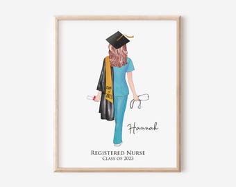 Puede incluir: Una ilustración enmarcada de un graduado con uniforme médico azul claro, con birrete y toga negros y una estola dorada con la inscripción Class of 2023. La figura sostiene un diploma y un estetoscopio, con el nombre Hannah y Registered Nurse Class of 2023.