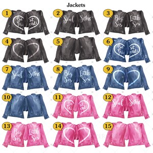 K&ouml;nnte beinhalten: F&uuml;nfzehn Paare Jeansjacken mit verschiedenen Designs und Texten. Die Jacken sind in verschiedenen Farben, darunter Blau, Schwarz, Pink und Wei&szlig;. Der Text auf den Jacken lautet "Soul Sisters", "Best Friends", "Big Sis" und "Little Sis".