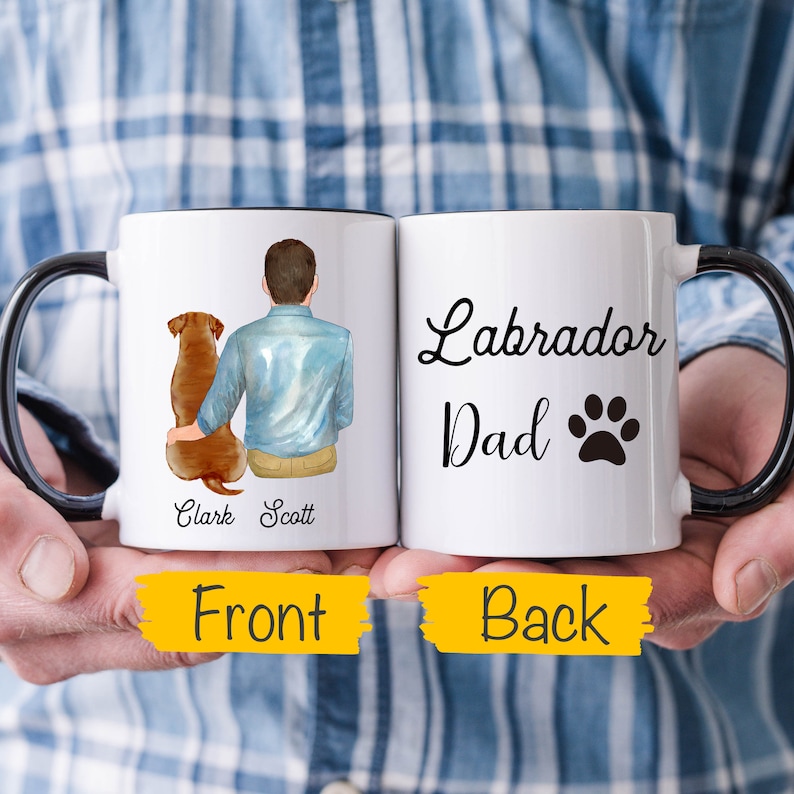 Puede incluir: Taza de cer&aacute;mica blanca con asa y borde negros. Un lado presenta a un hombre con un perro labrador, el otro lado dice "Labrador Dad" con una huella de pata. La taza tiene los nombres "Clark Scott" en la parte delantera.