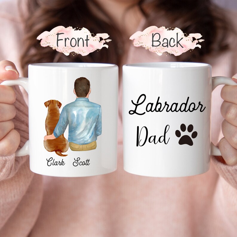 Puede incluir: Taza de cer&aacute;mica blanca con la inscripci&oacute;n "Labrador Dad" y una huella de pata. La parte delantera de la taza tiene un gr&aacute;fico de un hombre y un perro con los nombres "Clark Scott".